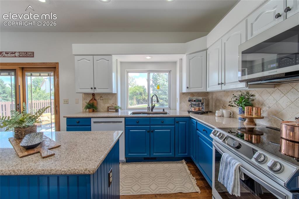 789 Capeglen Road Colorado Springs, CO 80906 - Photo 22 of 46 New Samsung Appliances