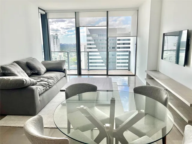 $5,200 | 88 Southwest 7th Street, Unit 1706, Miami, FL 33130