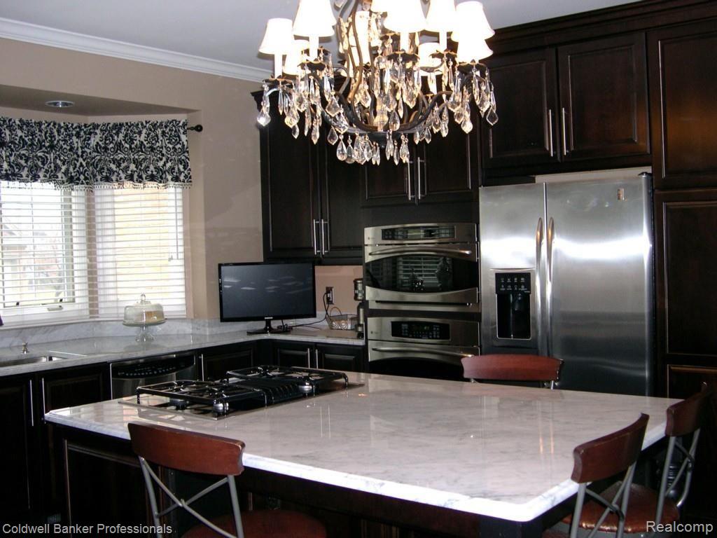 2062 Mapleridge Road Rochester, MI 48309 - Photo 11 of 35 Oversized Island.jpg