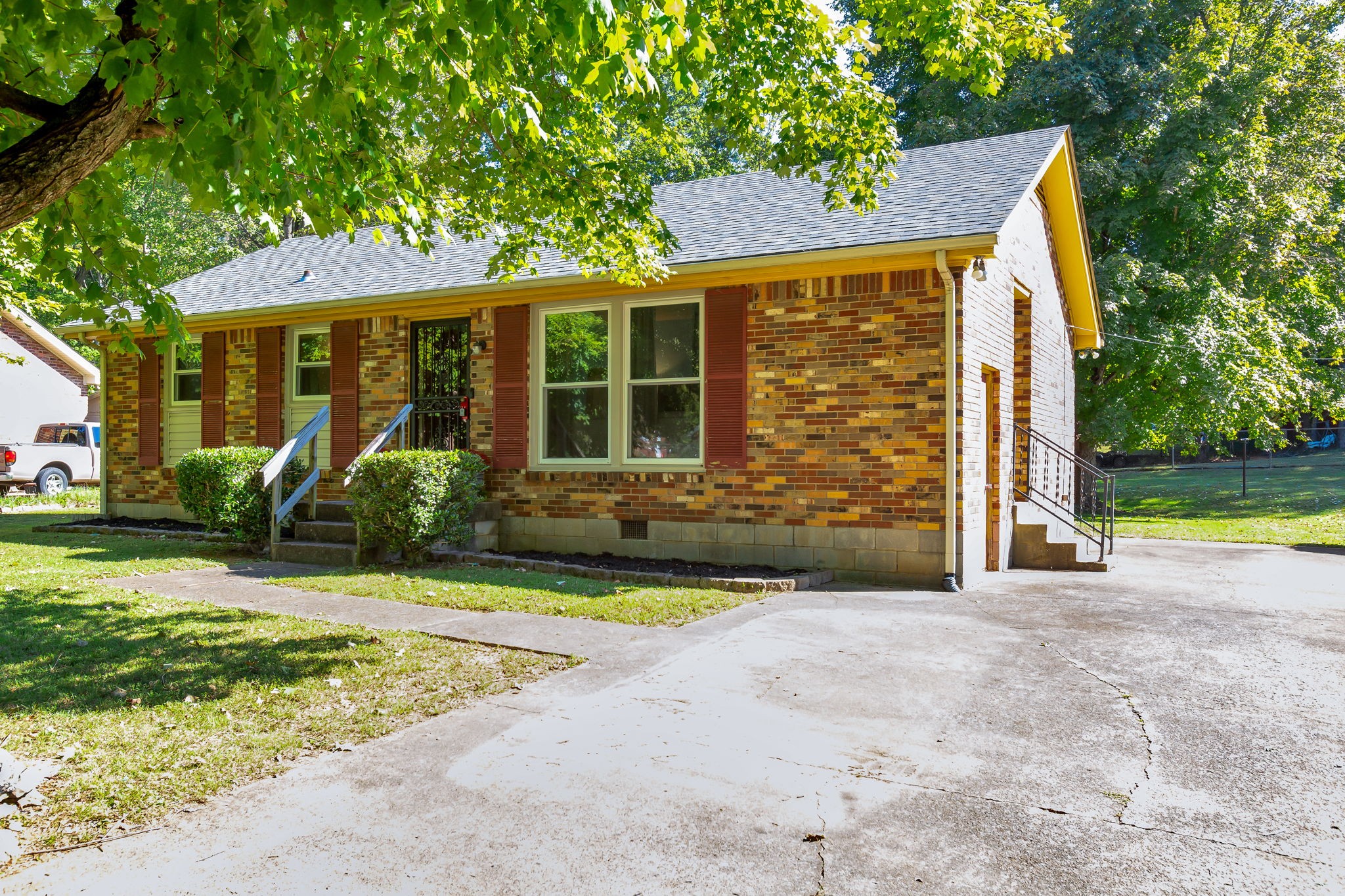 221 Paddock Road Clarksville, TN 37043 - Photo 2 of 15