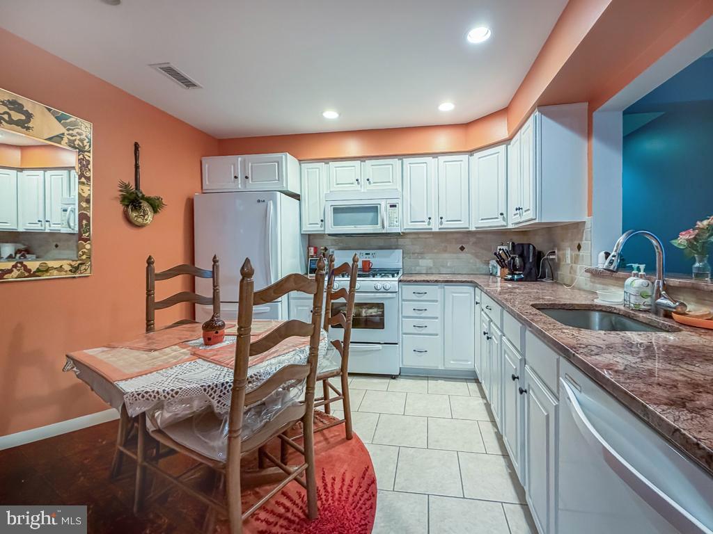 72203 Delaire Landing Road, Unit 203 Philadelphia, PA 19114 - Photo 12 of 32 Kitchen