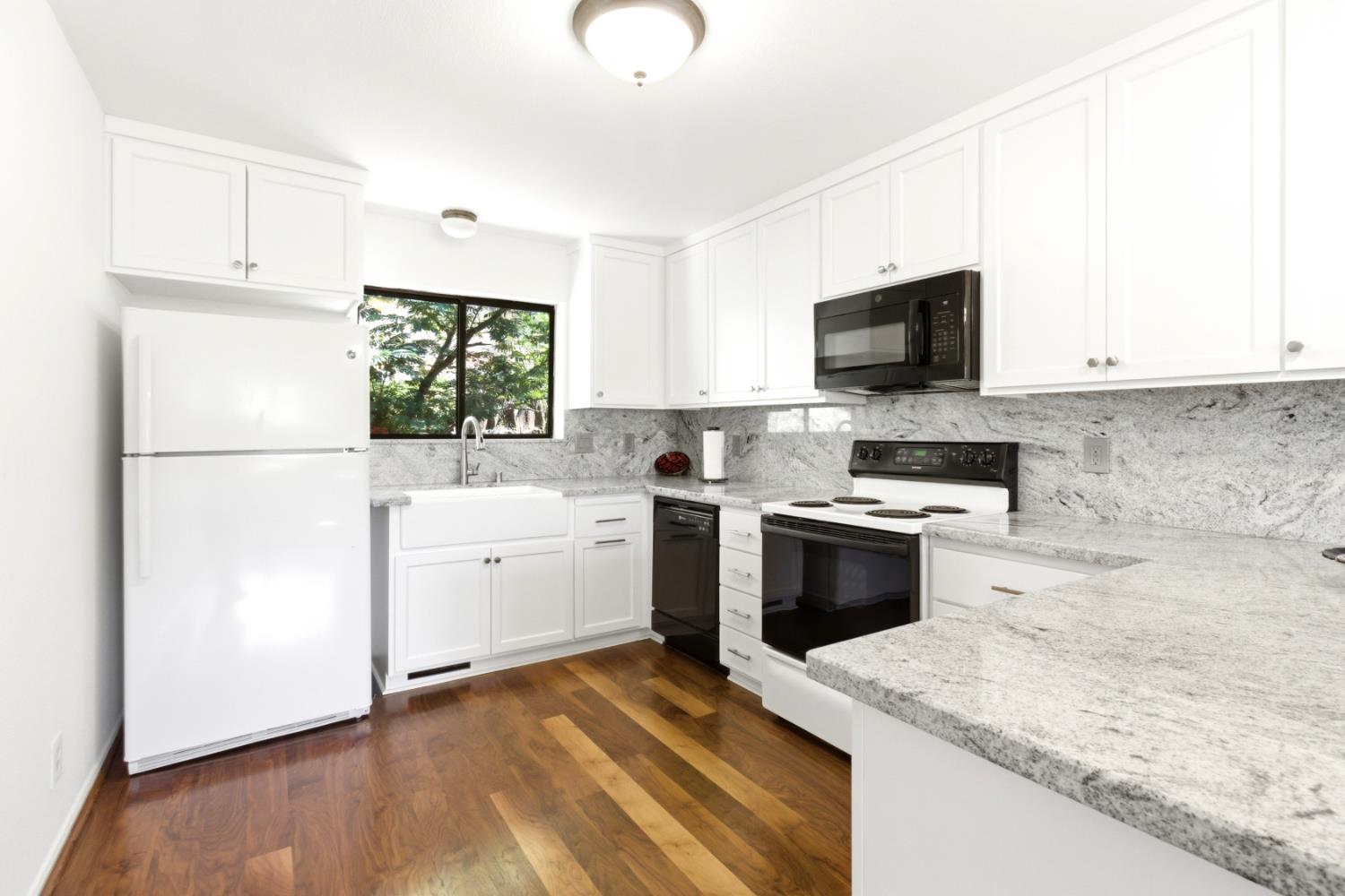 6060 Terras Path Placerville, CA 95667 - Photo 19 of 40 Kitchen With Walnut Flooring