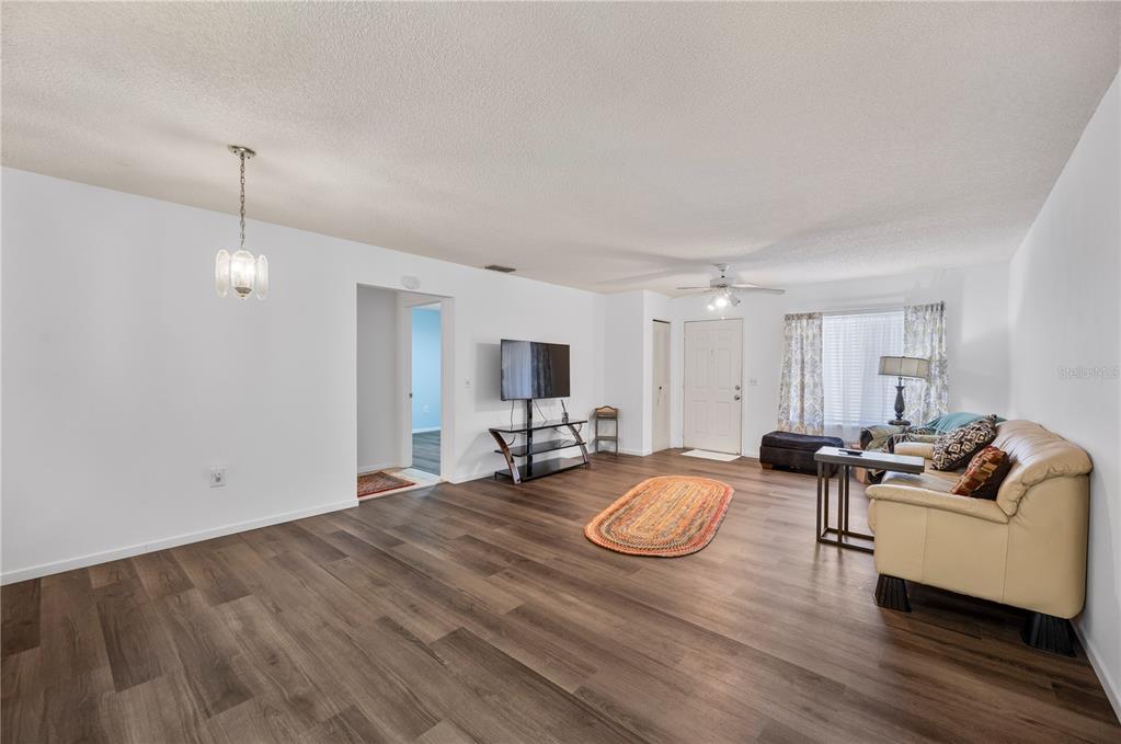 205 Winter Ridge Boulevard Winter Haven, FL 33881 - Photo 6 of 36 a living room with furniture