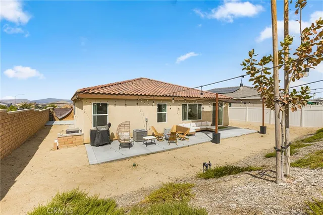 a view of a house with backyard