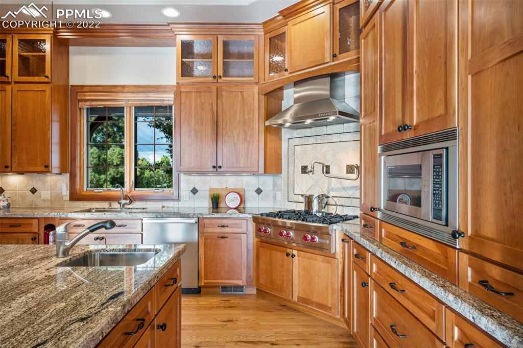 3833 Lorraine Road Larkspur, CO 80118 - Photo 6 of 40 a kitchen with stainless steel appliances granite countertop a sink and cabinets