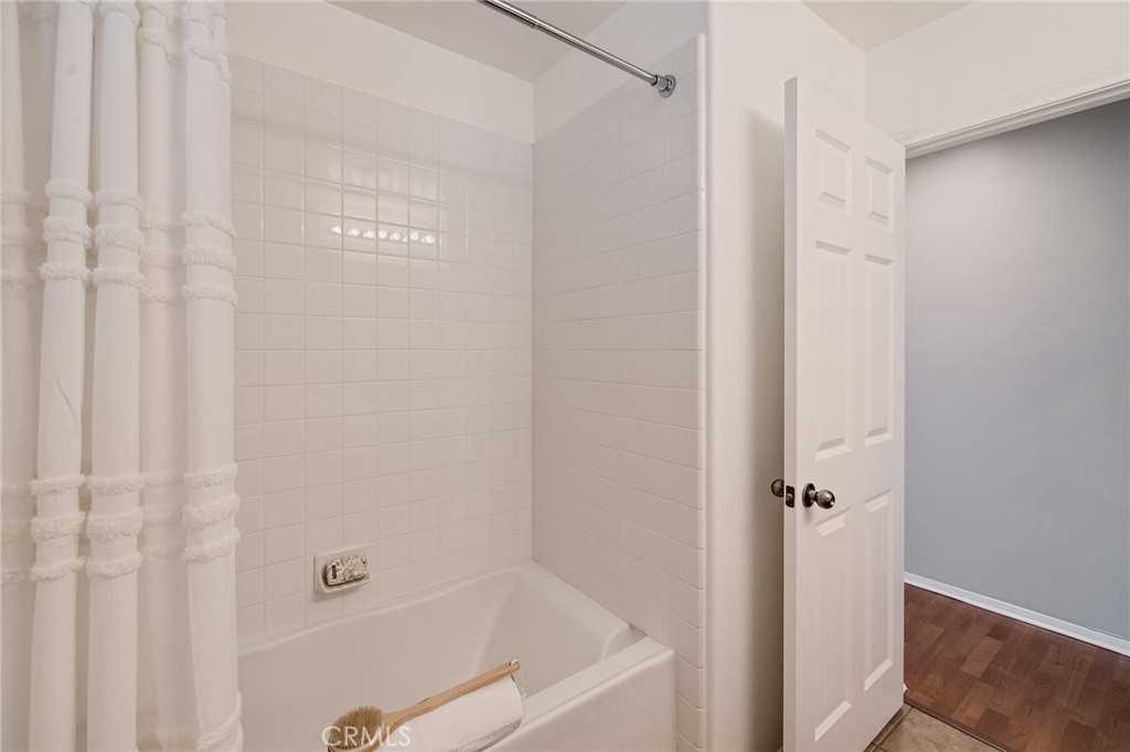 2786 Border Avenue Torrance, CA 90501 - Photo 33 of 47 a bathroom with a bathtub