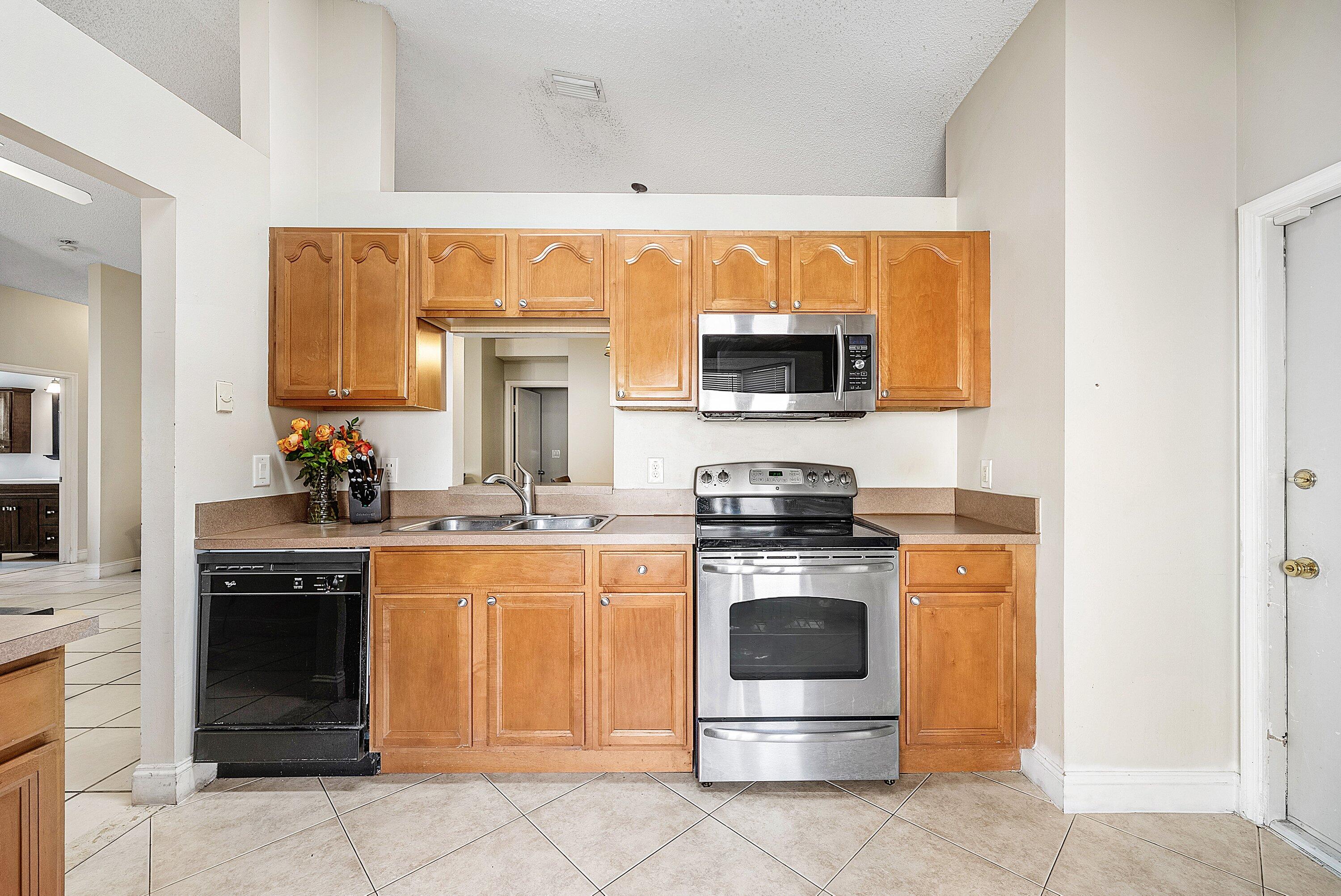 16 Ripley Way Boynton Beach, FL 33426 - Photo 13 of 29 Pass Through Window to Dining Room