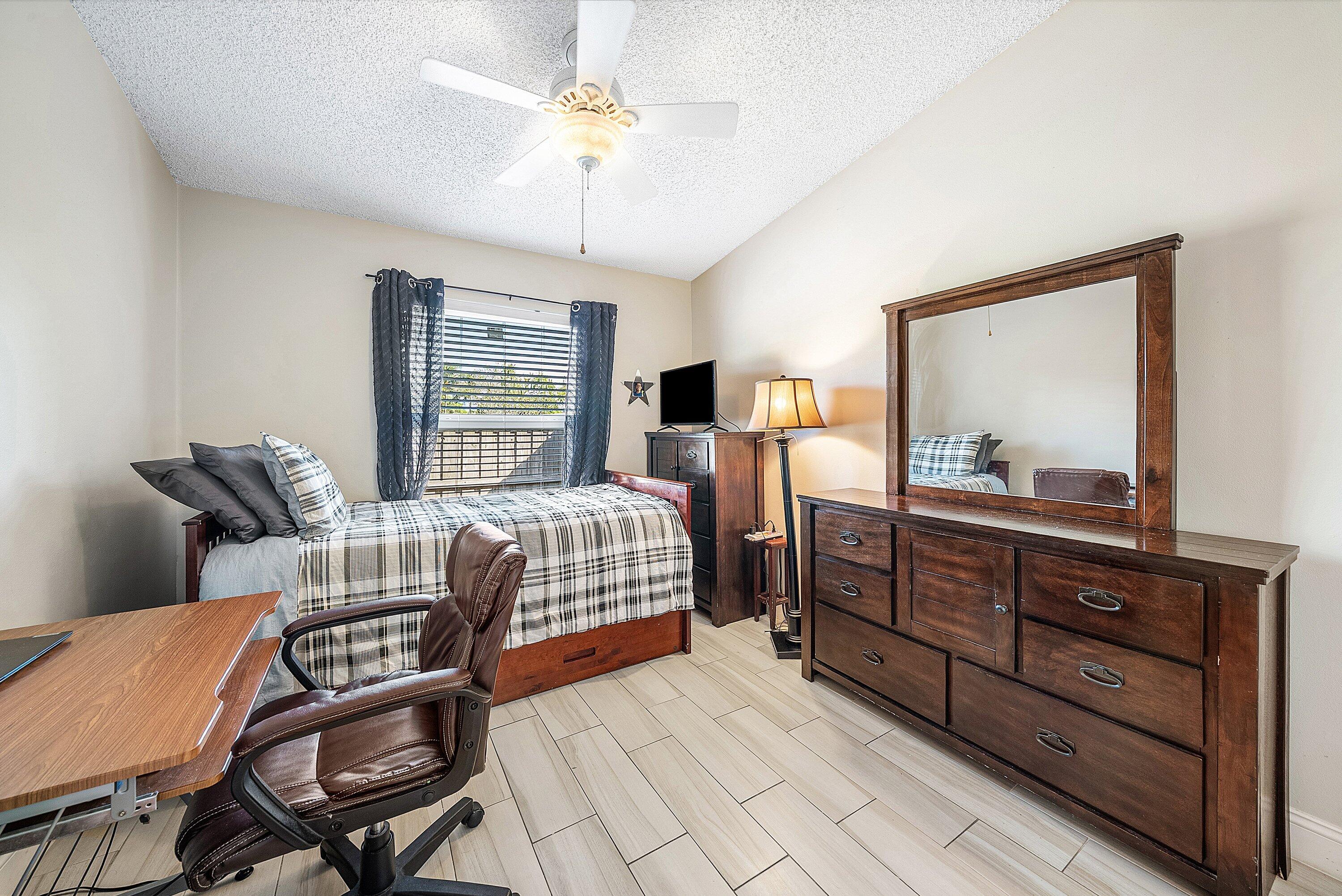 16 Ripley Way Boynton Beach, FL 33426 - Photo 20 of 29 3rd Bedroom