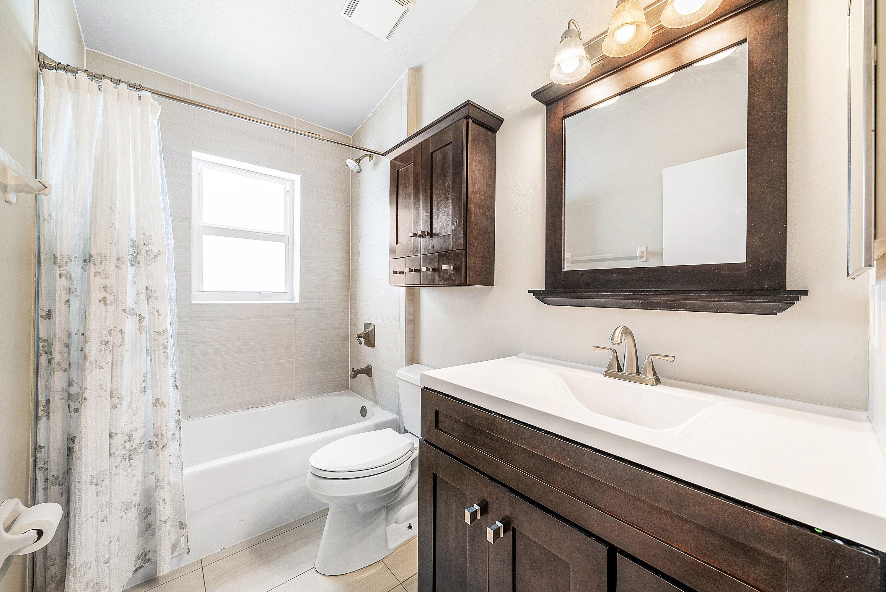 16 Ripley Way Boynton Beach, FL 33426 - Photo 21 of 29 2nd Full Bath w/ Natural Light
