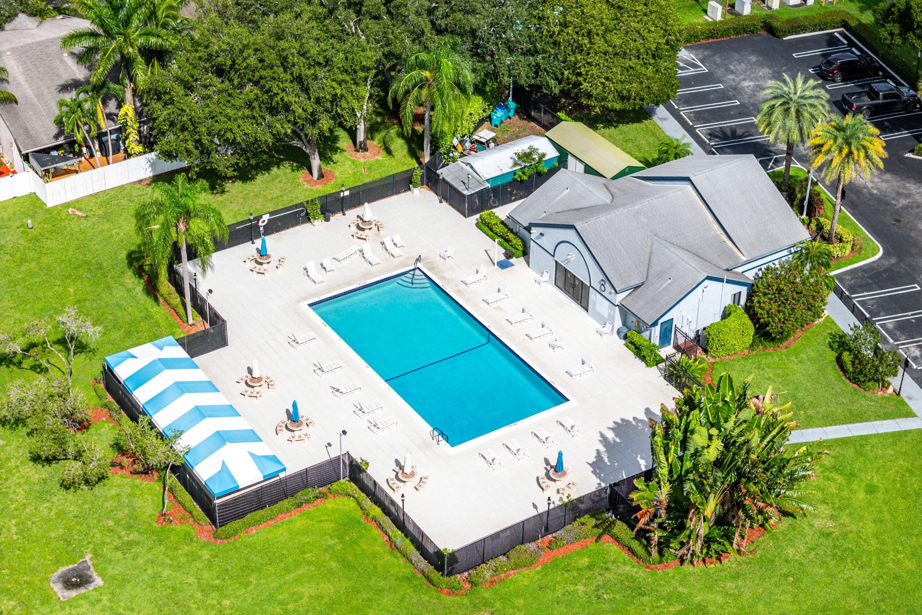 16 Ripley Way Boynton Beach, FL 33426 - Photo 27 of 29 Pool and Clubhouse
