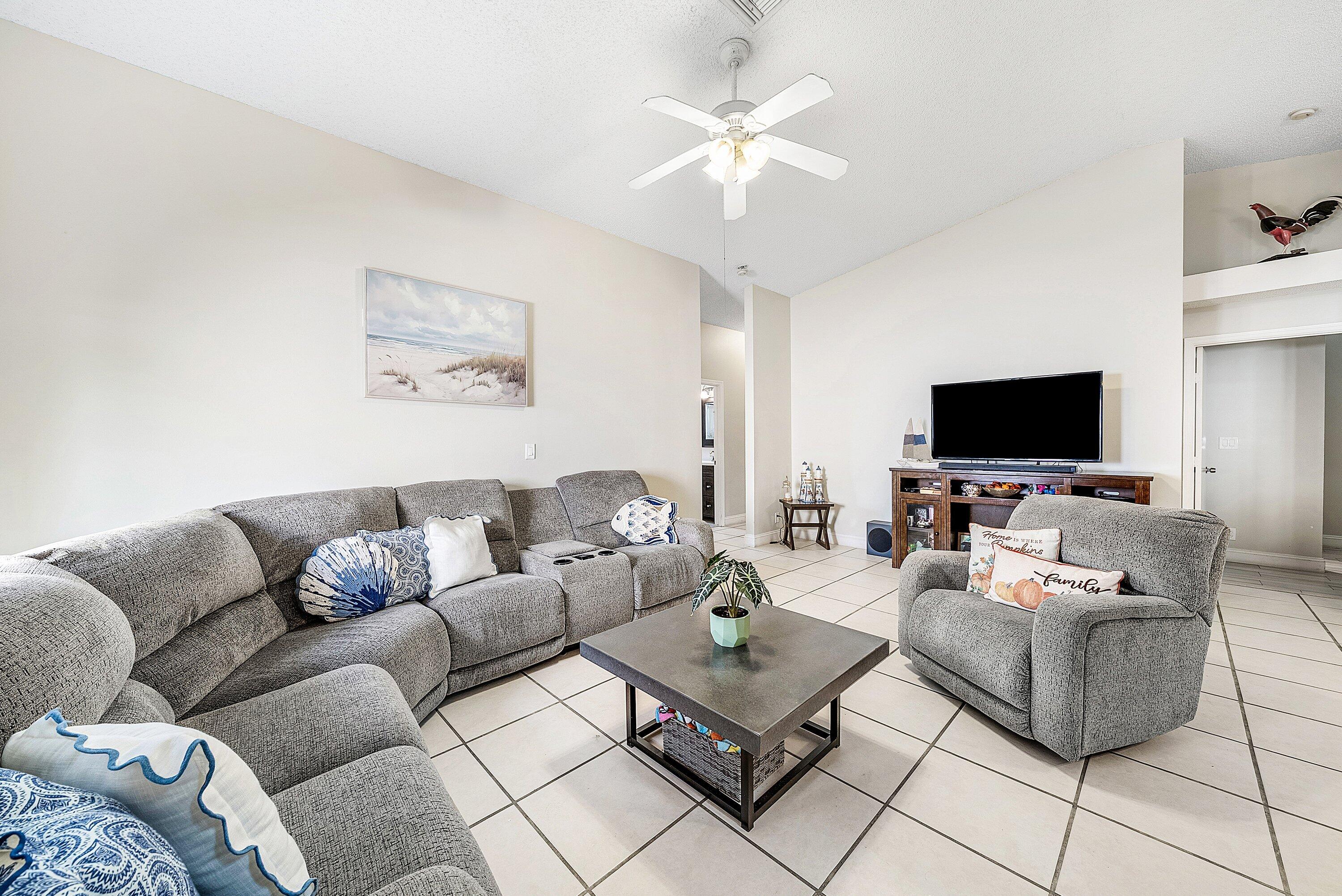 16 Ripley Way Boynton Beach, FL 33426 - Photo 9 of 29 Vaulted Ceilings