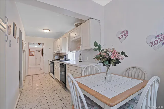 a view of a kitchen and dining room