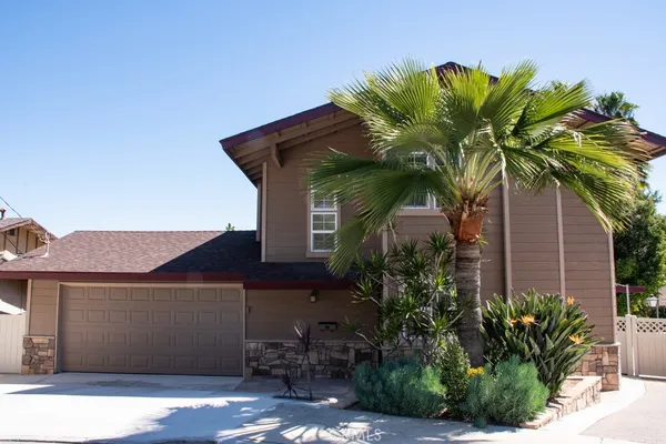 a house view with a outdoor space