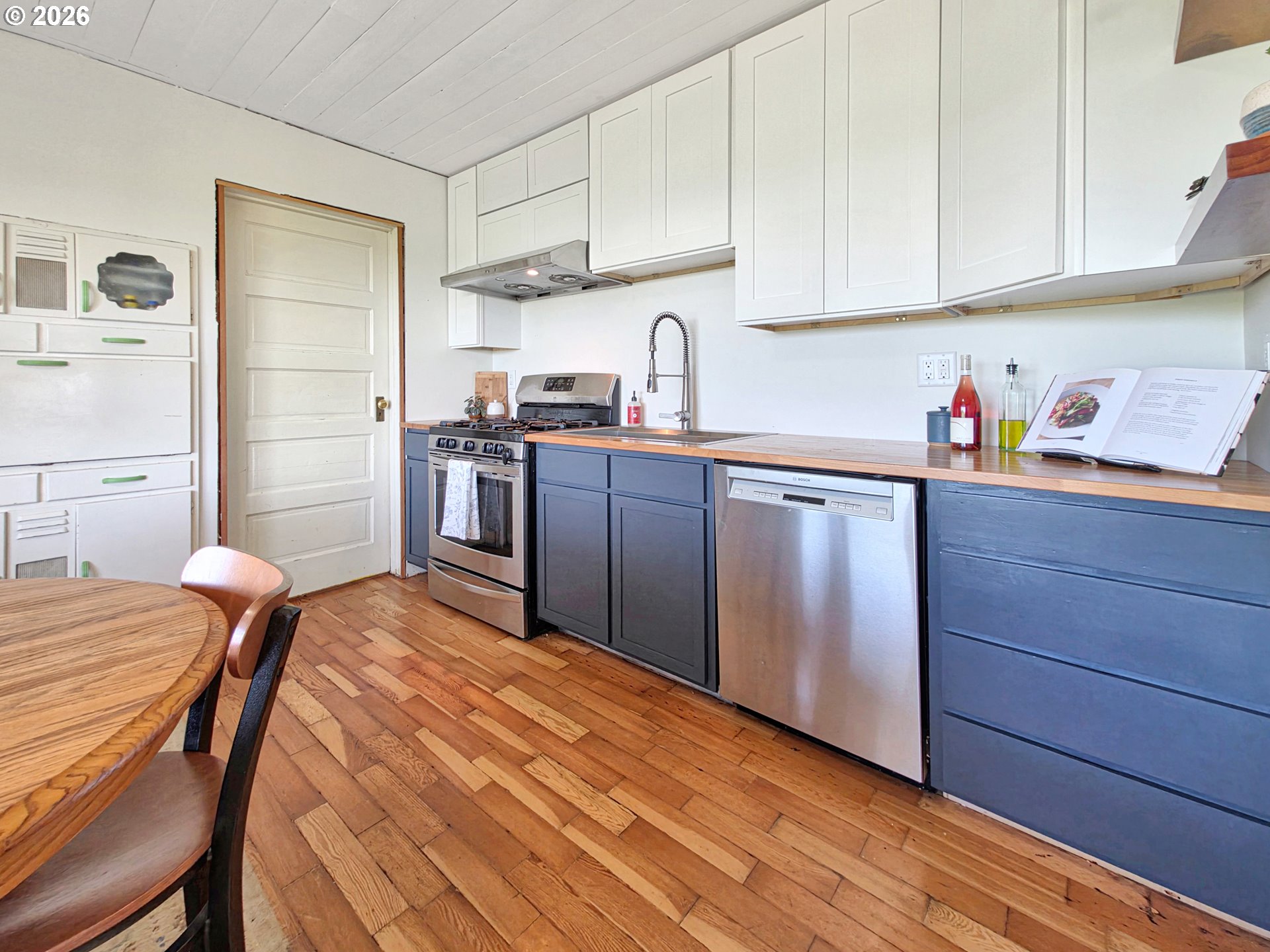 1290 Oak Villa Road Dallas, OR 97338 - Photo 9 of 46