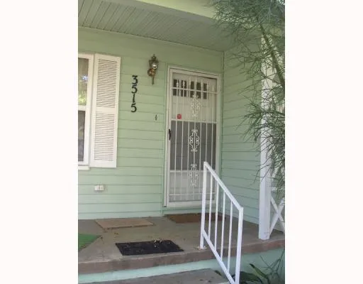 a view of entryway with a small yard