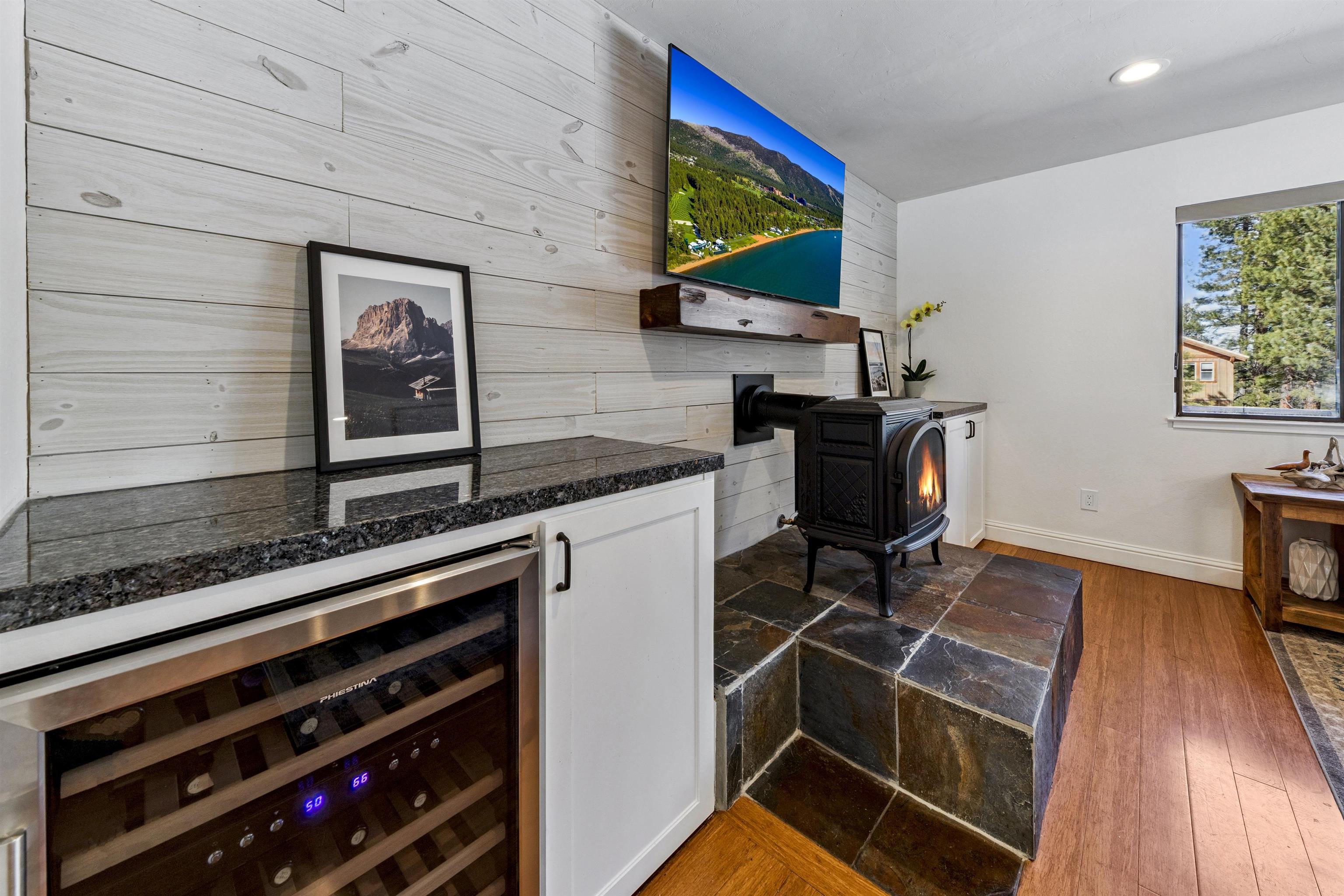 10895 Jeffery Pine Road Truckee, CA 96161 - Photo 8 of 25 a work place with desk chair and wooden floor
