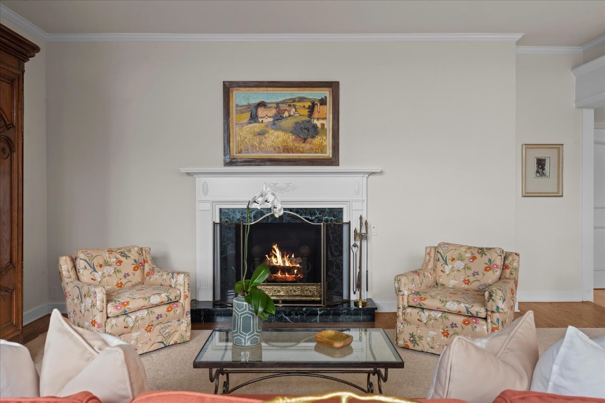 1420 Sheridan Road, Unit 1H Wilmette, IL 60091 - Photo 11 of 40 a living room with furniture and a fireplace