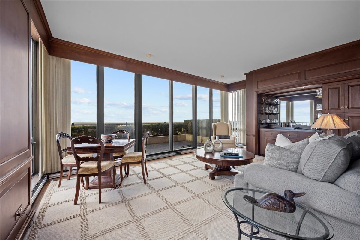 1420 Sheridan Road, Unit 1H Wilmette, IL 60091 - Photo 18 of 40 a living room with furniture and a large window