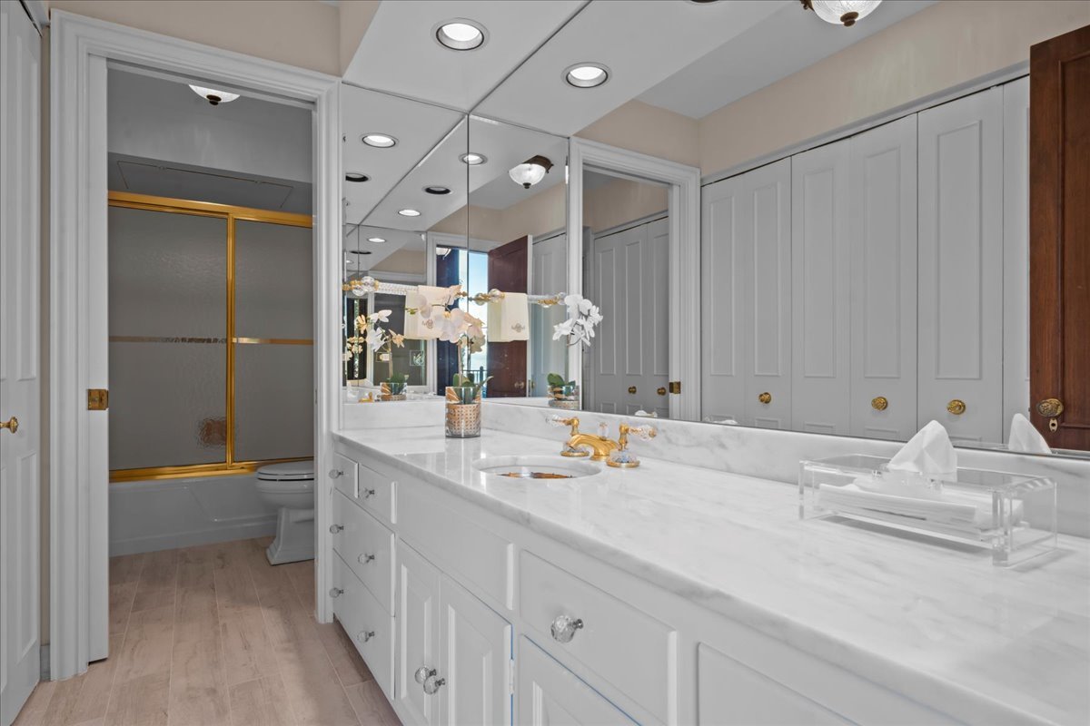 1420 Sheridan Road, Unit 1H Wilmette, IL 60091 - Photo 21 of 40 a bathroom with a double vanity sink mirror and double