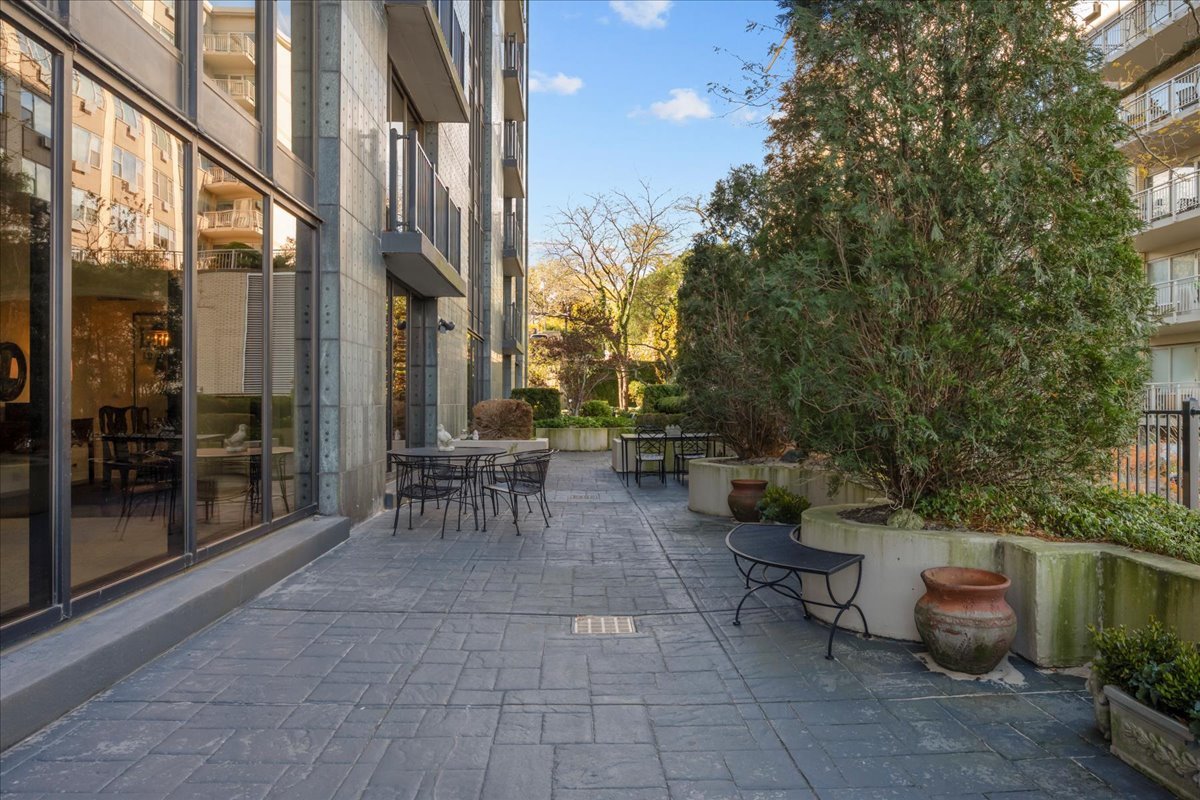 1420 Sheridan Road, Unit 1H Wilmette, IL 60091 - Photo 27 of 40 a view of a patio with table and chairs and potted plants
