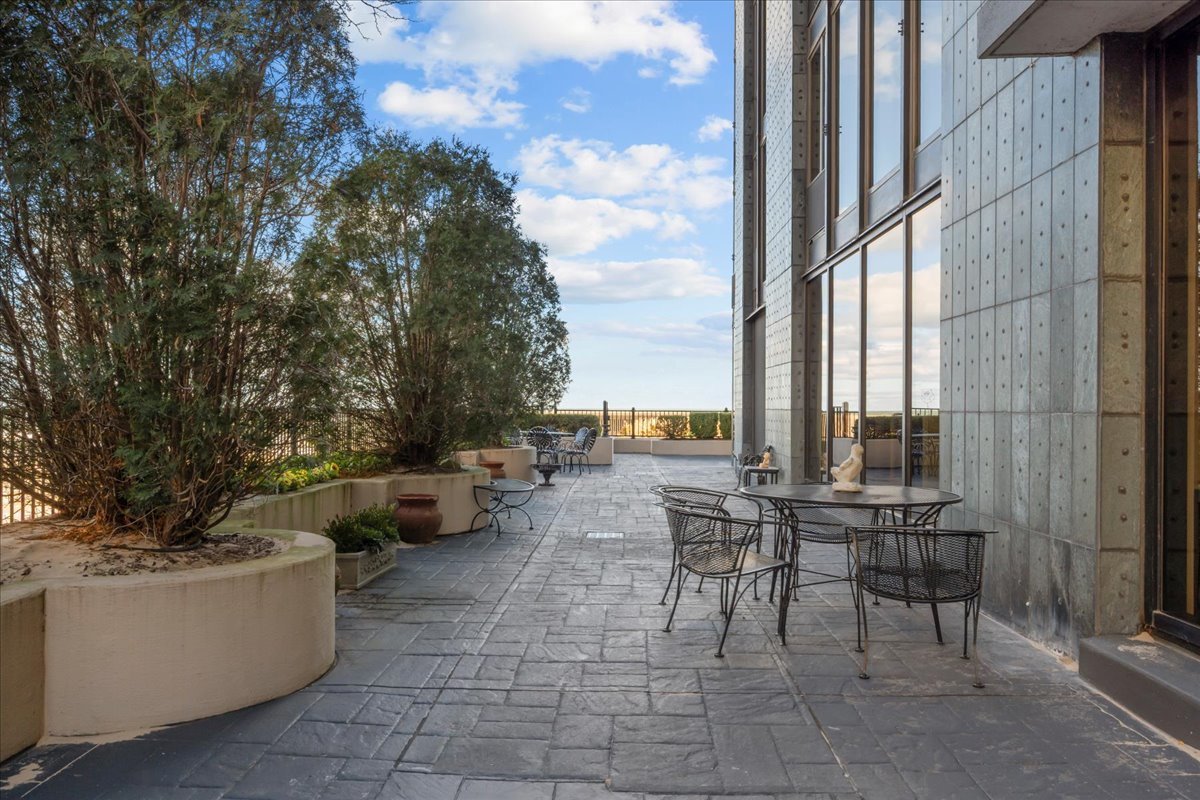 1420 Sheridan Road, Unit 1H Wilmette, IL 60091 - Photo 28 of 40 a view of a patio with couches and chairs under an umbrella