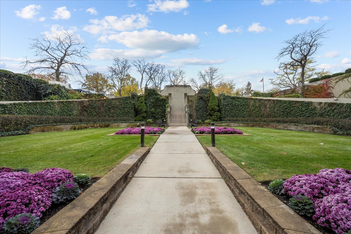 1420 Sheridan Road, Unit 1H Wilmette, IL 60091 - Photo 3 of 40 a view of park with plants and large trees