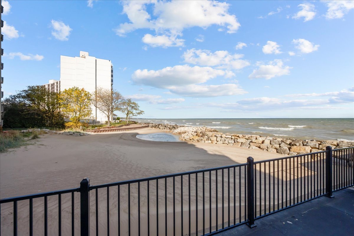 1420 Sheridan Road, Unit 1H Wilmette, IL 60091 - Photo 31 of 40 a view of city from a balcony