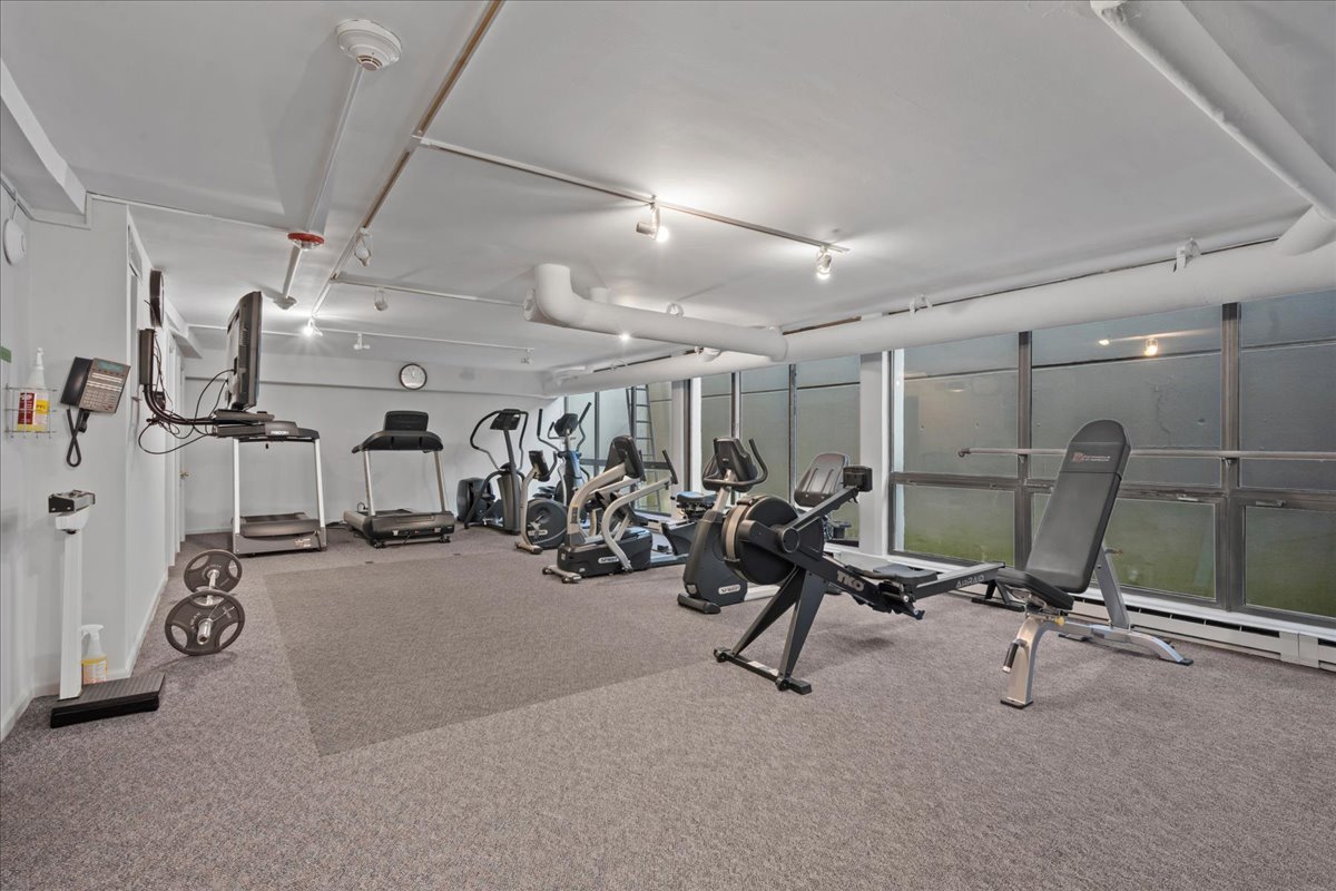 1420 Sheridan Road, Unit 1H Wilmette, IL 60091 - Photo 33 of 40 a view of a room with gym equipment