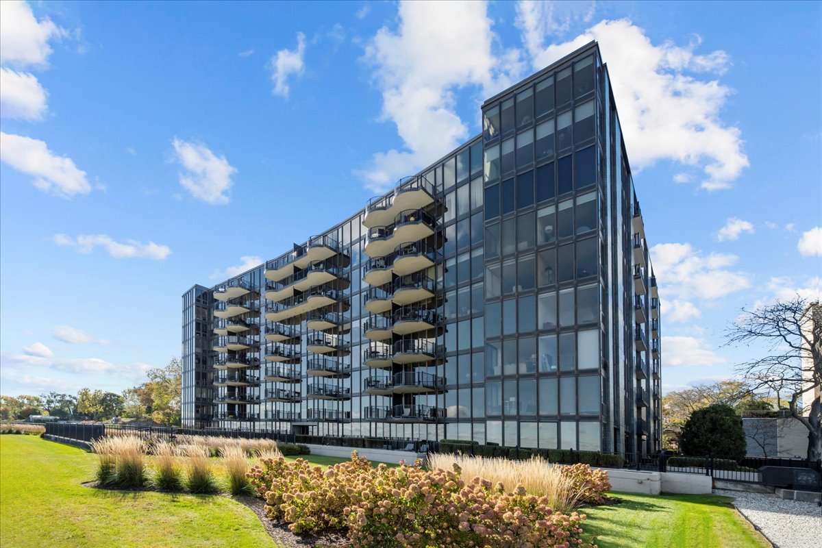 1420 Sheridan Road, Unit 1H Wilmette, IL 60091 - Photo 34 of 40 a view of tall buildings