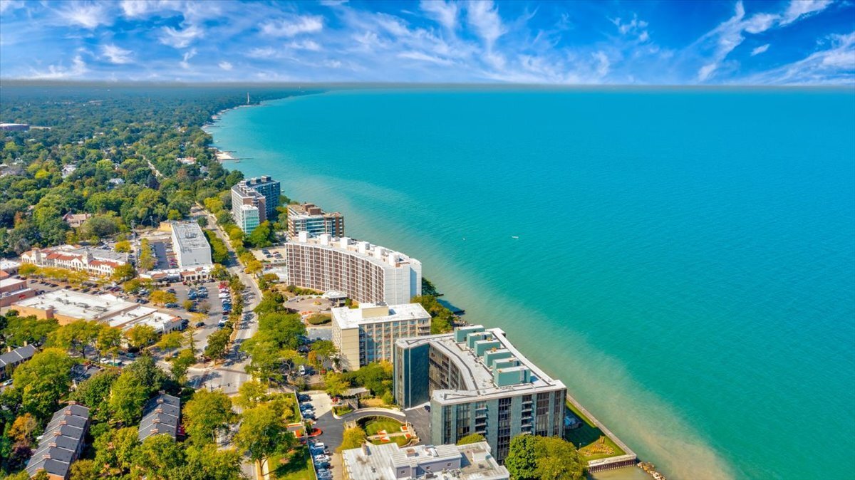 1420 Sheridan Road, Unit 1H Wilmette, IL 60091 - Photo 38 of 40 a view of a big room with table and chairs