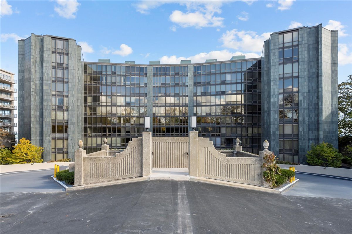 1420 Sheridan Road, Unit 1H Wilmette, IL 60091 - Photo 4 of 40 a view of building with city view