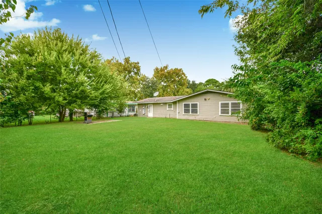a view of a house with backyard and garden