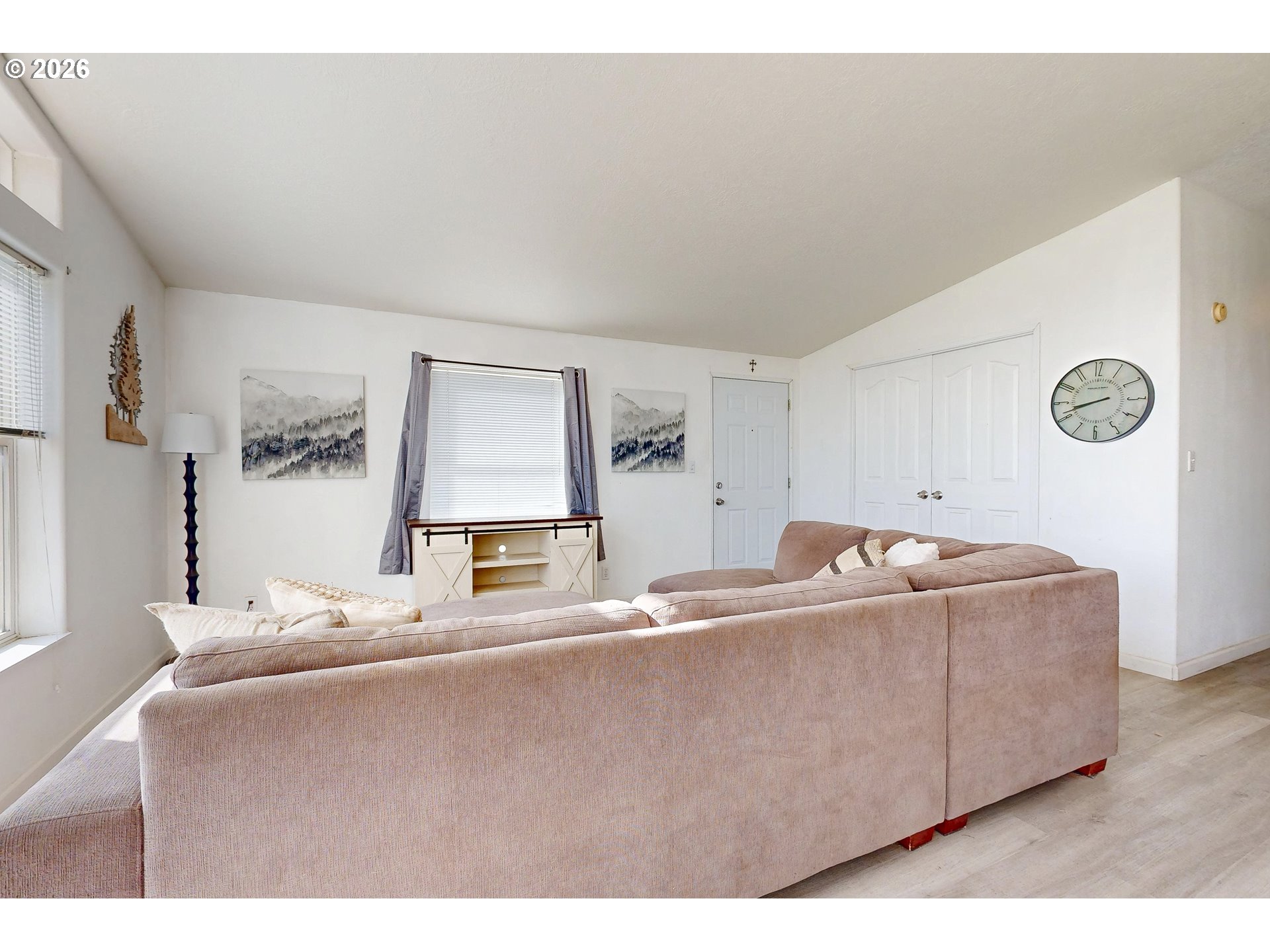 84889 Triangle Station Road Milton Freewater, OR 97862 - Photo 8 of 40 a living room with a couch