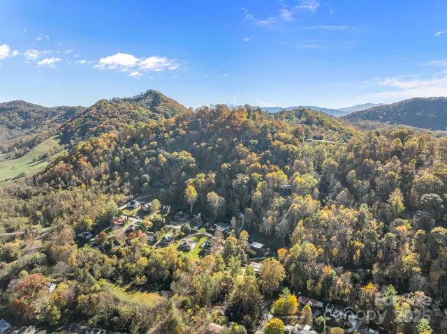 a view of a house with backyard