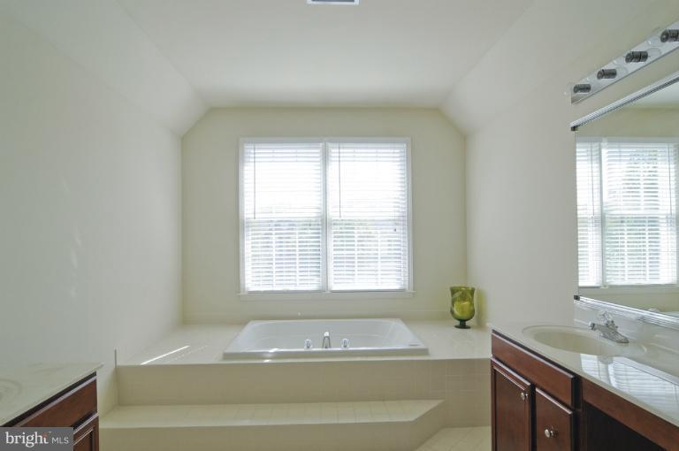 6821 Creekside Road Clarksville, MD 21029 - Photo 16 of 27 Bath (Master)
