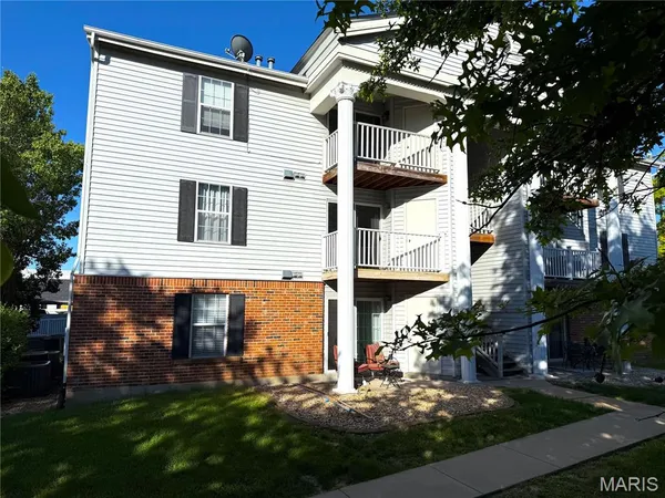 $139,900 | 12415 Somerset Pl Drive, Unit F, St. Louis, MO 63128