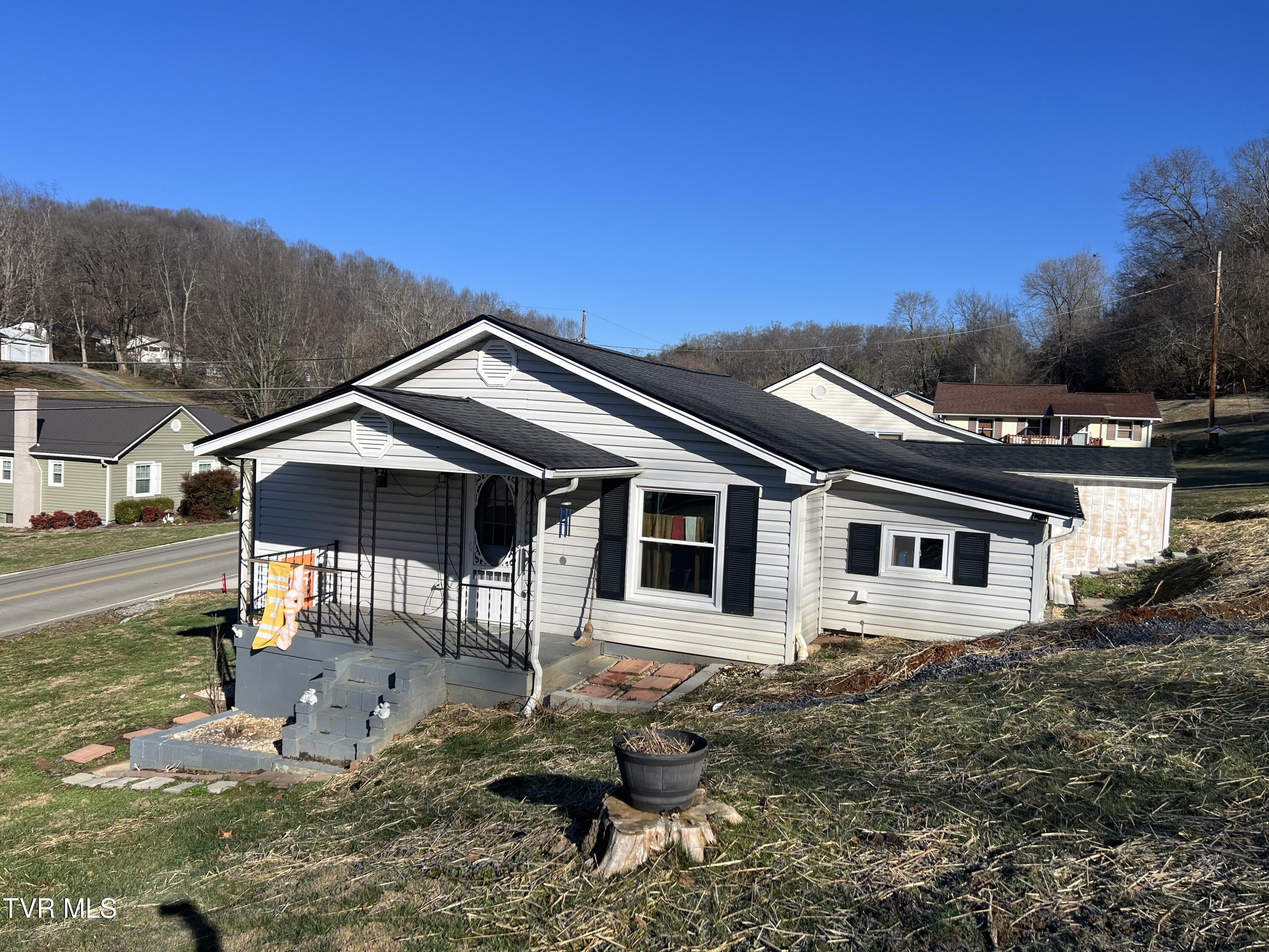 401 Lucy Road Kingsport, TN 37660 - Photo 3 of 17 IMG_8907
