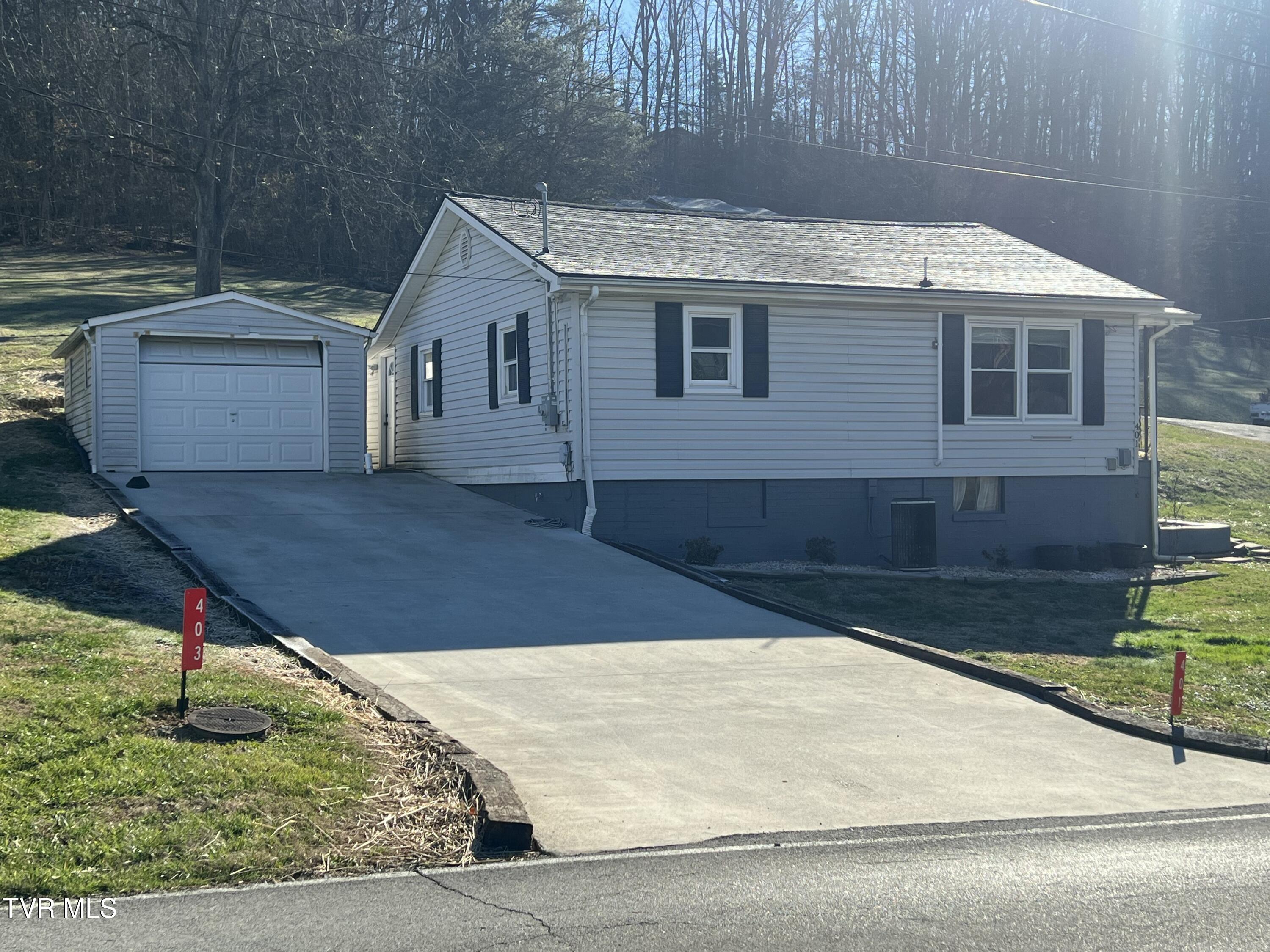 401 Lucy Road Kingsport, TN 37660 - Photo 4 of 17 IMG_4374