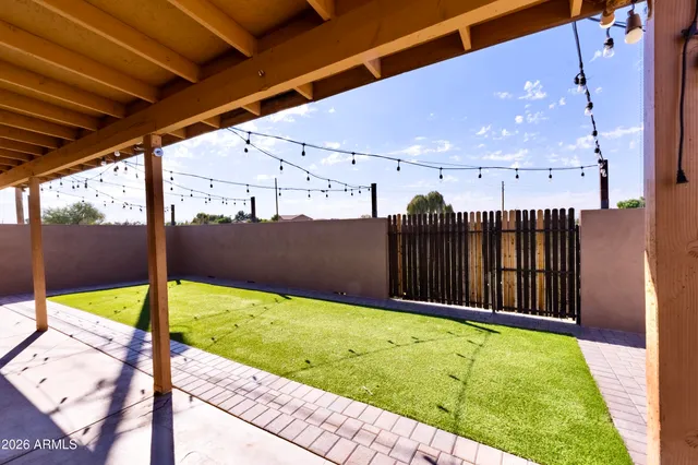 a view of a backyard