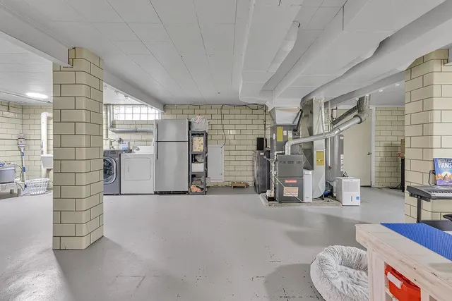 a view of livingroom with furniture