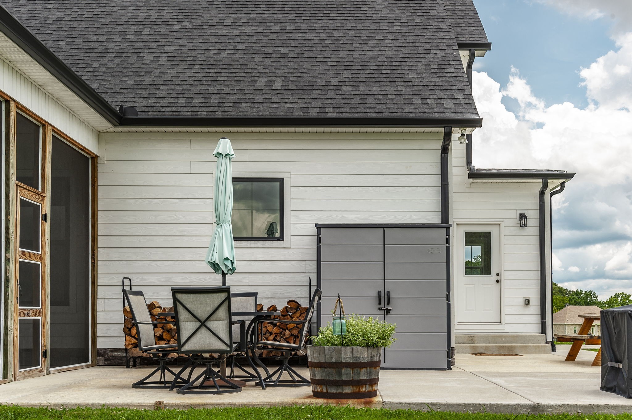3186 Battle Creek Road Springfield, TN 37172 - Photo 47 of 59 a view of a patio with table and chairs and potted plants
