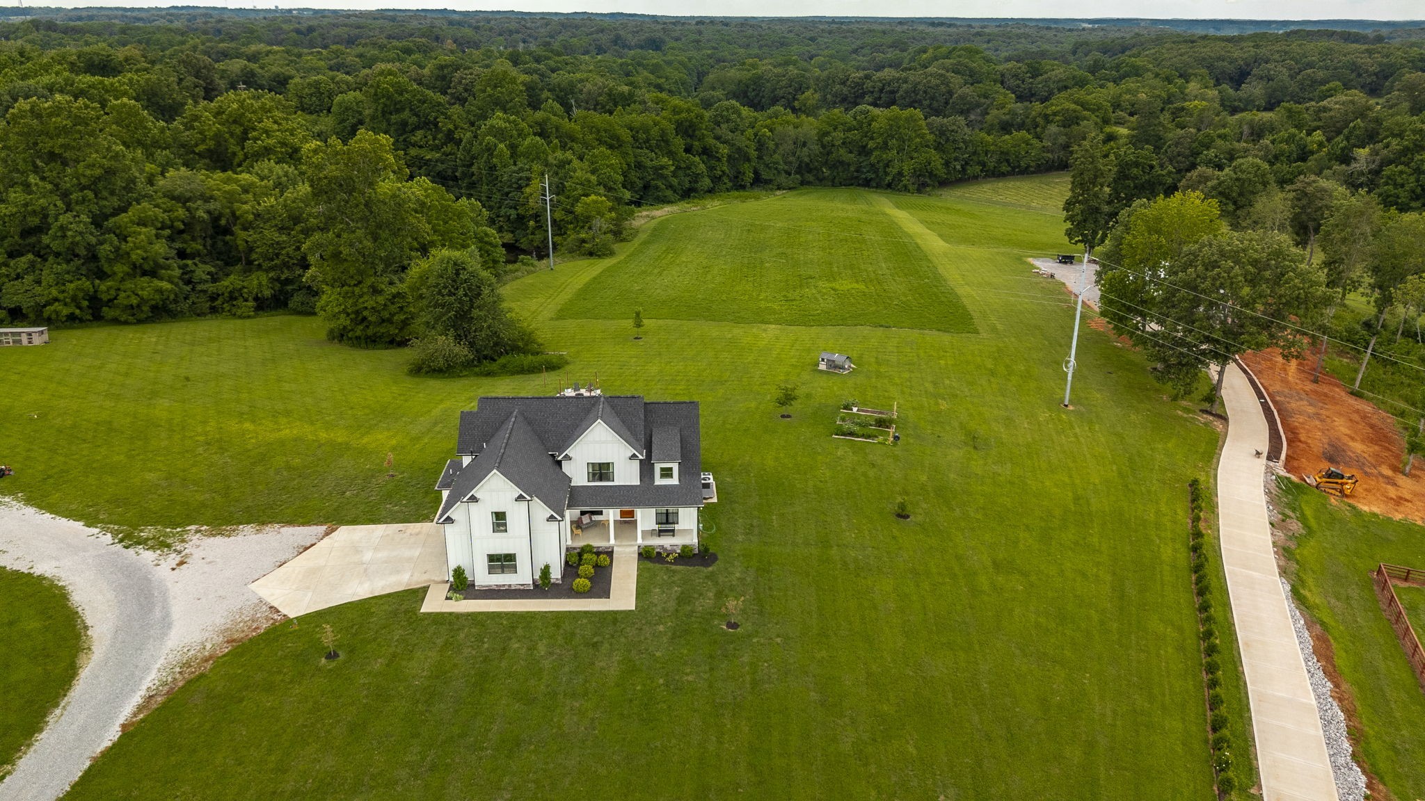 3186 Battle Creek Road Springfield, TN 37172 - Photo 5 of 59 a view of a swimming pool with a yard