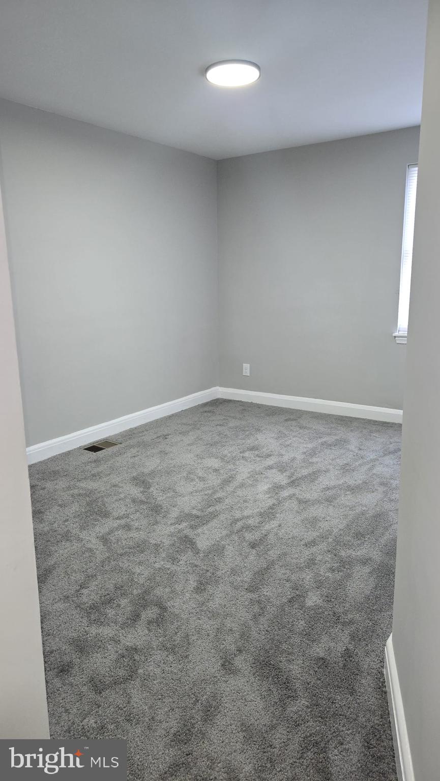 8623 Willow Oak Road Parkville, MD 21234 - Photo 17 of 27 en empty room with an entryway
