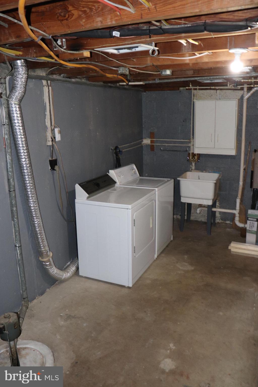 8623 Willow Oak Road Parkville, MD 21234 - Photo 24 of 27 a utility room with dryer and washer
