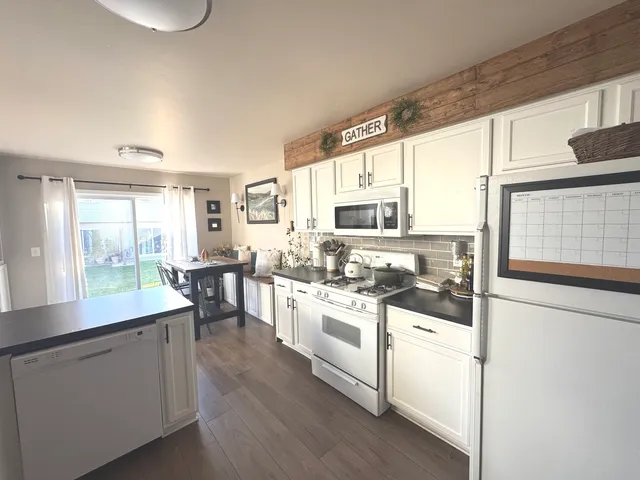 $270,000 | 1640 Abington Lane, North Aurora, IL 60542