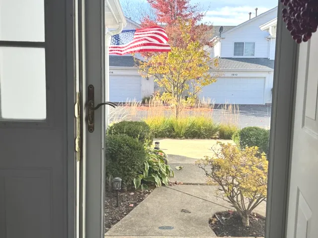 $270,000 | 1640 Abington Lane, North Aurora, IL 60542