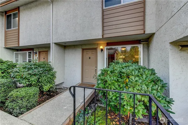 $2,600 | 12838 Southeast 141st Lane, Unit F103, Bellevue, WA 98007