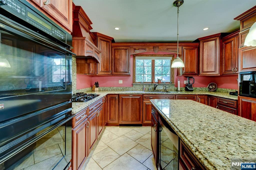 11 Yellow Brick Road Wayne, NJ 07470 - Photo 13 of 41