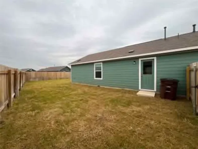 $1,600 | 420 Halfmoon Drive, Lockhart, TX 78644