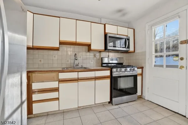 $129,900 | 145 River Drive, Unit 145, Elmwood Park, NJ 07407